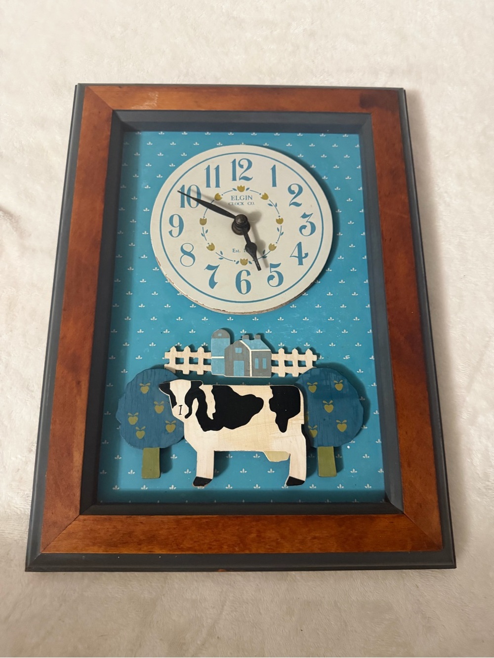 Vintage 1987 Elgin Habersham Country decorative wall clock featuring a cow.